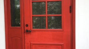 キレイに塗装された玄関のドア