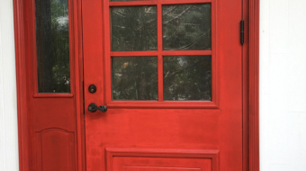 キレイに塗装された玄関のドア