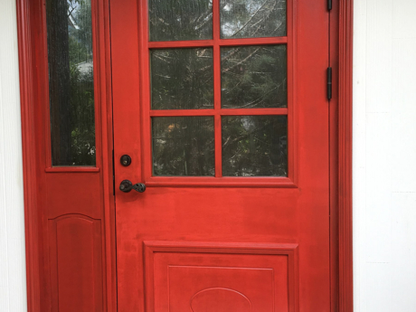 キレイに塗装された玄関のドア