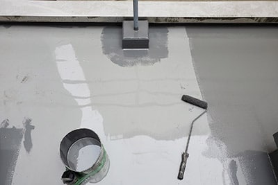 FRP防水加工の作業中