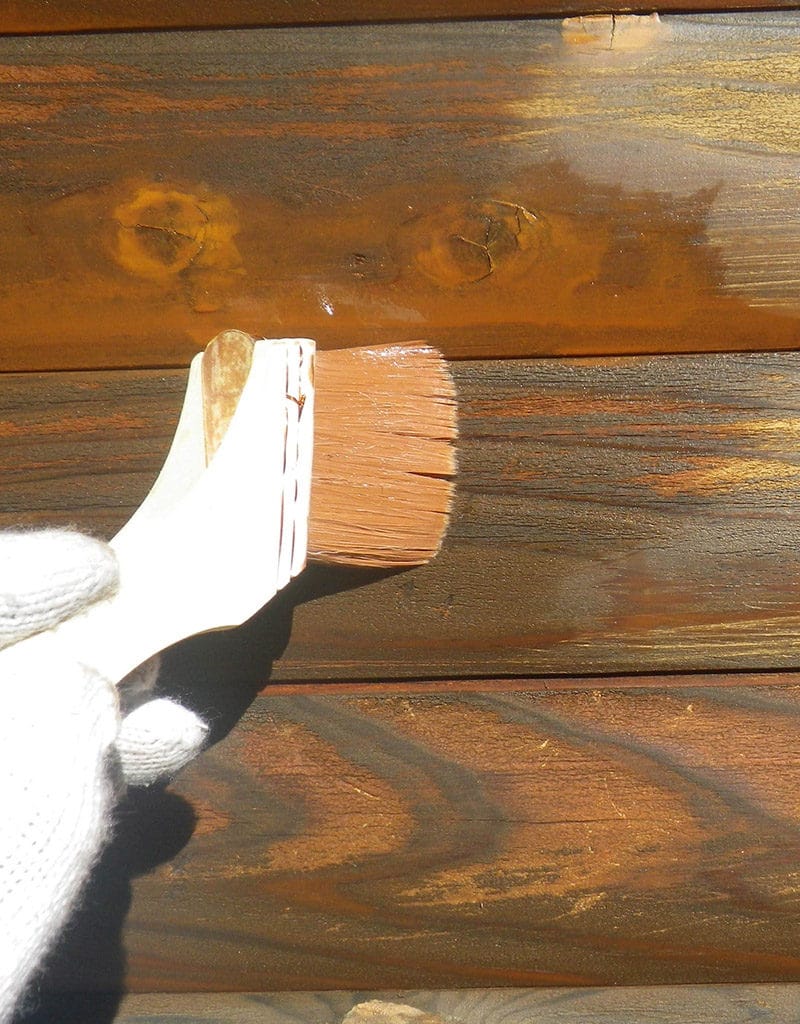 木部を塗装する職人