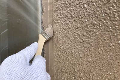 丁寧に外壁を塗装する塗装職人
