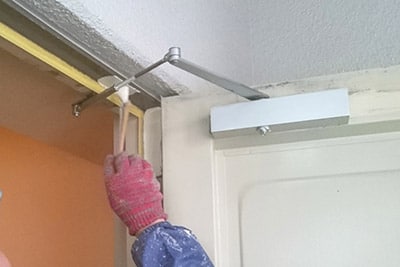 室内を丁寧に塗装する職人