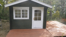 キレイに塗装された物置