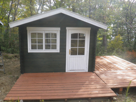 キレイに塗装された物置