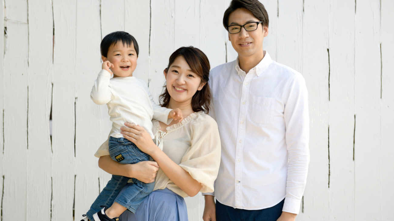 幸せそうな笑顔を浮かべる夫婦と楽しげな子供