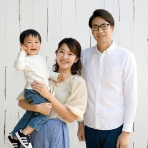 幸せそうな笑顔を浮かべる夫婦と楽しげな子供