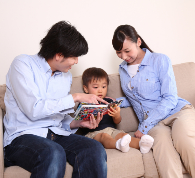 幸せそうな笑顔を浮かべる夫婦と楽しげな子供