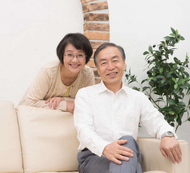笑顔を浮かべるシニア夫婦